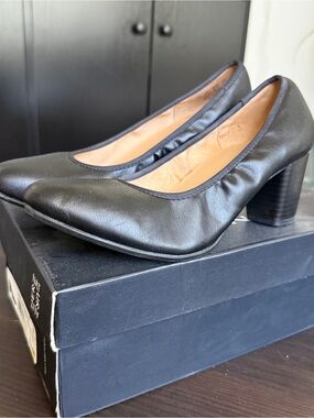 Naturalizer Naomi black heels